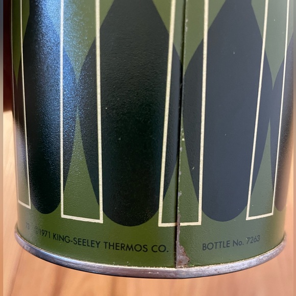 1971 Vintage Thermos, Pint size, Geometric Holiday Print: Fork and Spoon - Picture 5 of 5